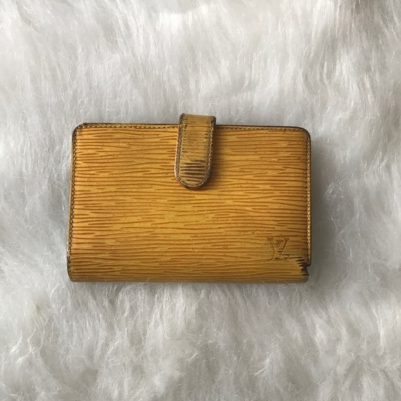 Louis Vuitton Handbags - Yellow Louis Vuitton Wallett 💎🥂